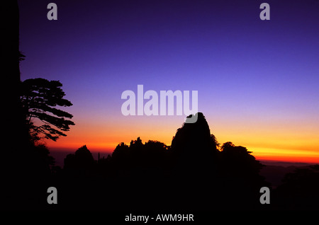 Lever du soleil à "début de croire, Pic ' Huangshan, Anhui, China, Asia Banque D'Images