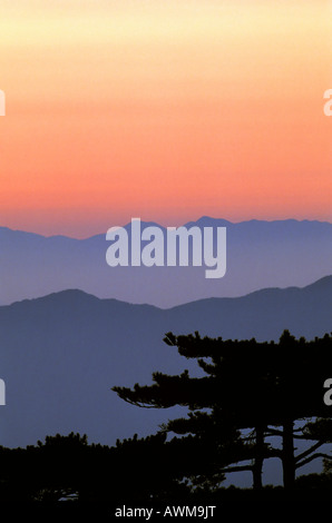 Lever du soleil à "début de croire, Pic ' Huangshan, Anhui, China, Asia Banque D'Images