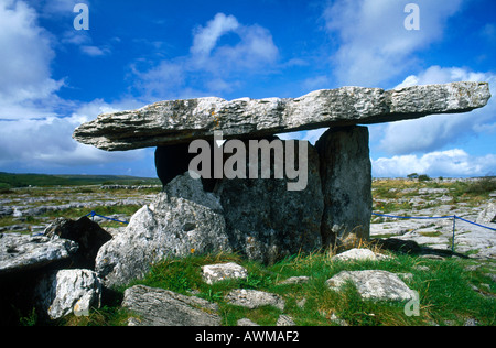 Portal tomb sur le paysage, Dolmen de Poulnabrone, Burren, comté de Clare, Irlande Banque D'Images