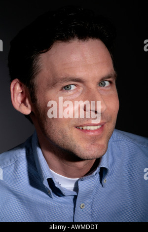 Smiling man wearing a blue shirt Banque D'Images