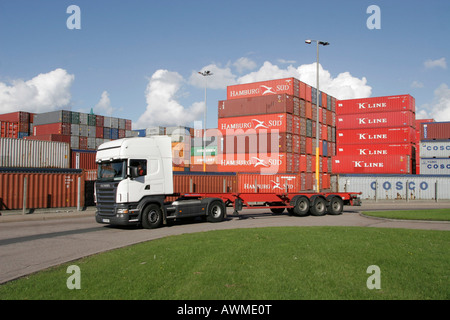 Camion conteneur passant devant des conteneurs empilés le port du Havre Seine Maritime France Banque D'Images