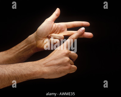 Close-up de l'homme compte sur ses doigts Banque D'Images