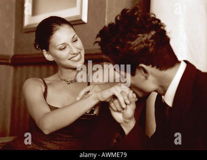 Man kissing woman's hand Banque D'Images