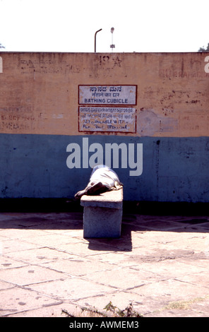 L'homme indien dort sur la plate-forme ferroviaire en Inde Banque D'Images