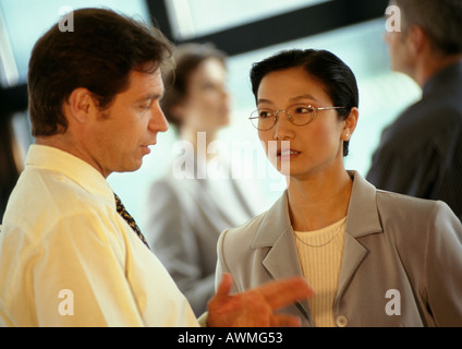 Businesspeople talking, close-up Banque D'Images