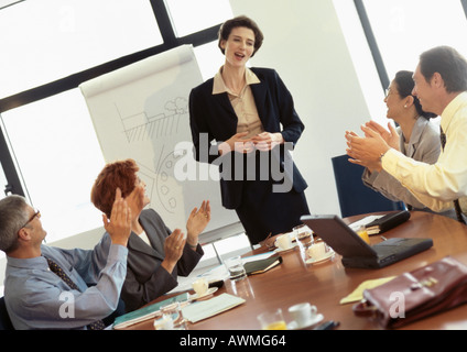 Groupe de gens d'affaires dans la salle de conférence, femme d'être applaudi Banque D'Images