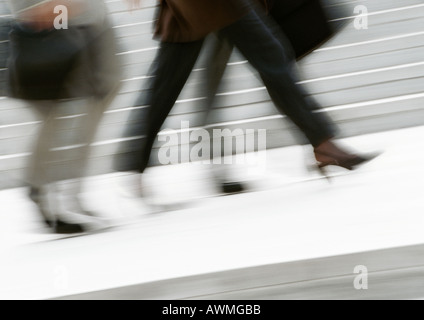 Business people walking in street, faible section, blurred Banque D'Images