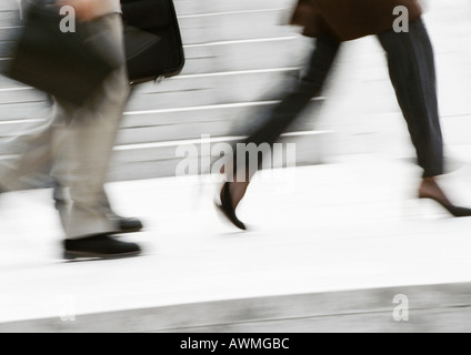 Les gens d'affaires d'exécution en street, low section, blurred Banque D'Images