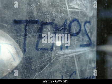 Temps Texte en français écrit sur gratté la surface, close-up Banque D'Images