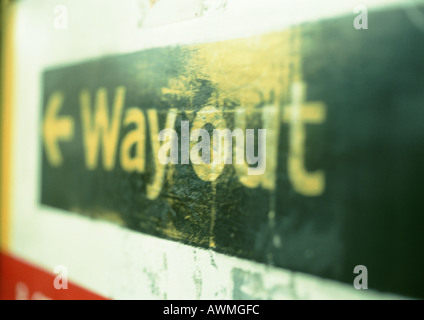 Sortie texte et flèche sur sign, close-up Banque D'Images