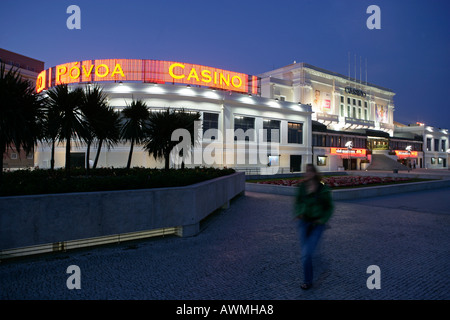 Une femme passe devant le casino de nuit à Póvoa de Varzim Portugal Banque D'Images