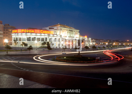 Le casino À Póvoa de Varzim Portugal comme vu dans la nuit de l'autre côté de la route et rond Banque D'Images