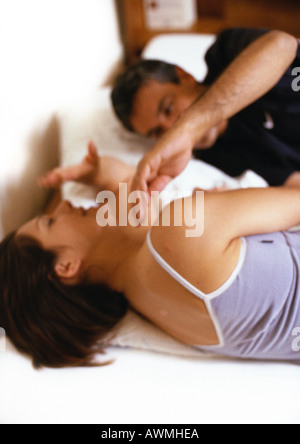 Couple lying on bed, blurred Banque D'Images