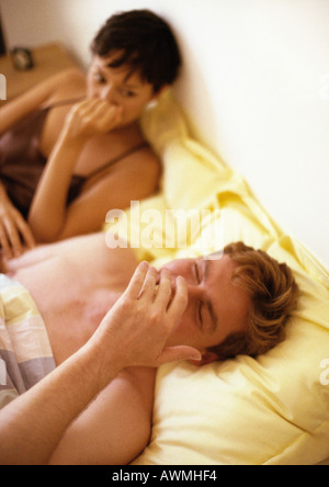 Couple Lying in Bed, man tout en femme éclats Banque D'Images