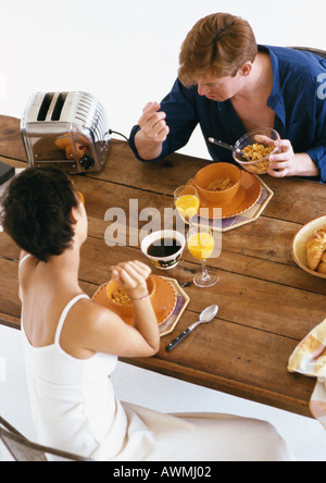 Couple le petit-déjeuner à table, high angle view Banque D'Images