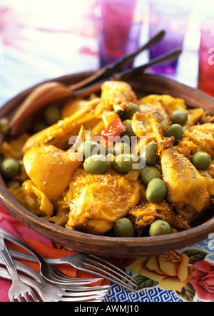 Tajine de poulet, aux olives vertes, dans un bol, close-up Banque D'Images