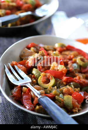 Piperade Basque (plat fait avec des tomates, poivrons et olives), close-up Banque D'Images