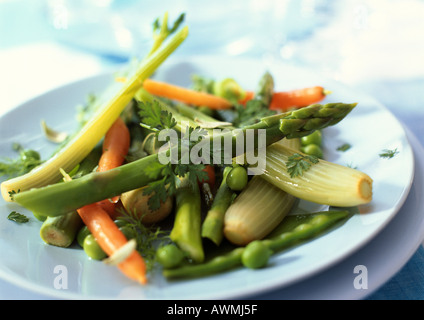 Assiette de légumes de printemps, close-up Banque D'Images