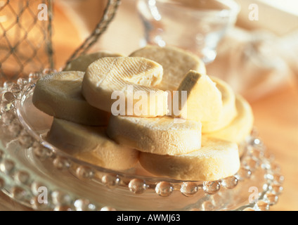 Pile de fromage de chèvre sur plaque, close-up Banque D'Images