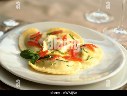 Ravioles de plaque garnie de tomates et basilic, close-up Banque D'Images