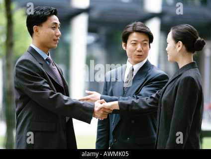 Associés d'affaires en cours d'introduction, shaking hands Banque D'Images