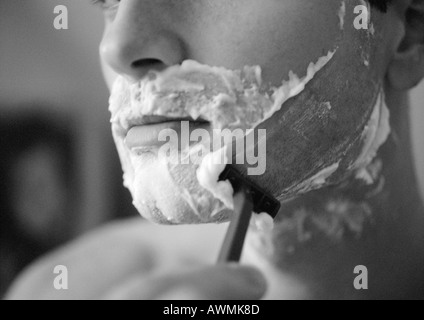 Rasage homme, close-up, b&w Banque D'Images