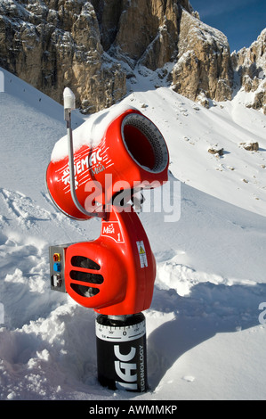 Canon à neige, Bolzano-Bozen, Dolomites, Italie, Europe Banque D'Images