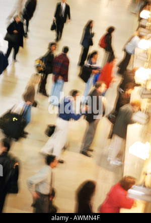 Les gens qui attendent en face de la billetterie, high angle view Banque D'Images