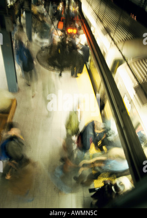 Les gens sur plate-forme du métro, high angle view, blurred motion Banque D'Images