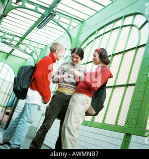 Trois adolescents debout dans subway station Banque D'Images