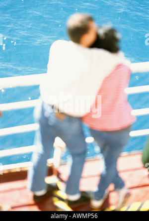 Couple hugging, regardant la mer, blurred Banque D'Images