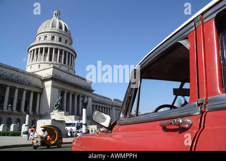 American Vintage voiture en face de la capitale, La Havane, Cuba, Caraïbes Banque D'Images