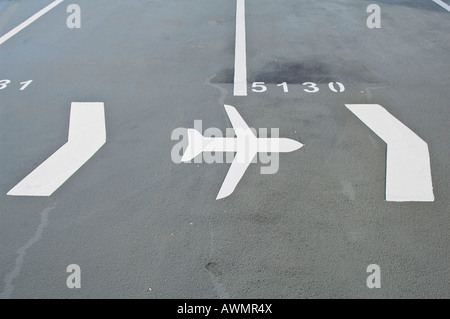 L'aéroport, parking gratuit, indication de vol signe, Düsseldorf, Rhénanie du Nord-Westphalie, Allemagne Banque D'Images