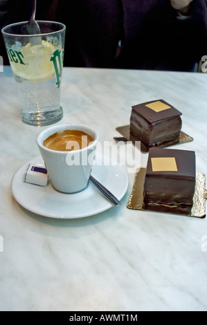 Paris France, French luxury' et 'les gâteaux au chocolat, café expresso Store, "Pierre Hermé" Table en marbre, détail, alimentation pâtisseries Banque D'Images