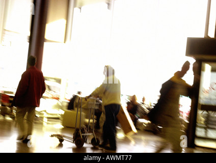 Les gens dans l'aéroport, blurred Banque D'Images