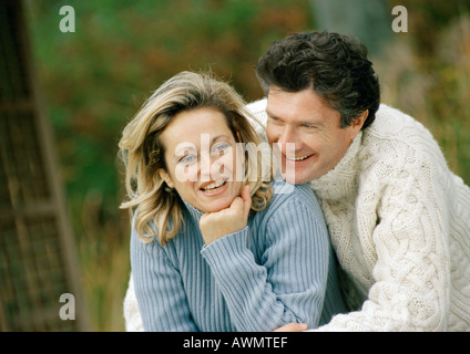 Man holding femme par derrière, la tête et épaules Banque D'Images