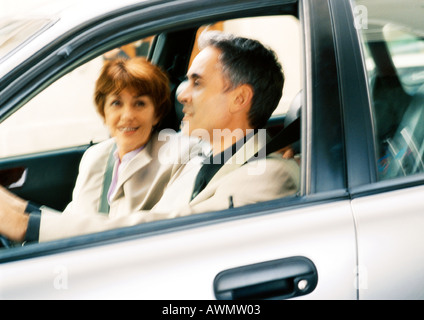 L'homme et la femme en voiture, blurred Banque D'Images