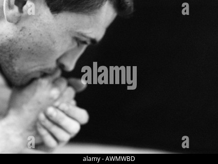 L'homme avec les mains à la bouche, close-up, noir et blanc Banque D'Images