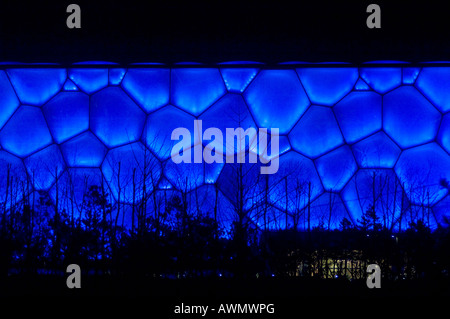 Une vue de la nuit de l'eau cube le lieu de compétitions de natation olympique aux Jeux Olympiques de Beijing Banque D'Images