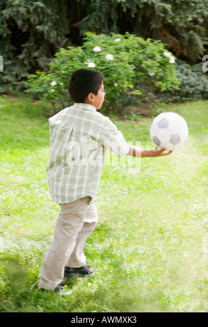 Boy holding soccer ball Banque D'Images