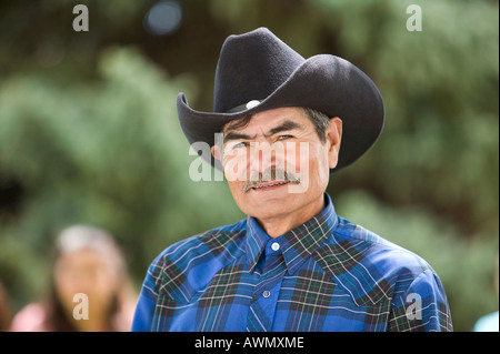 Senior Hispanic man wearing cowboy hat Banque D'Images