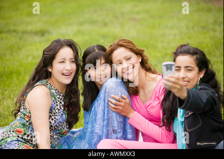 Les femmes hispaniques taking own photograph Banque D'Images