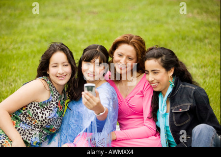 Les femmes hispaniques taking own photograph Banque D'Images