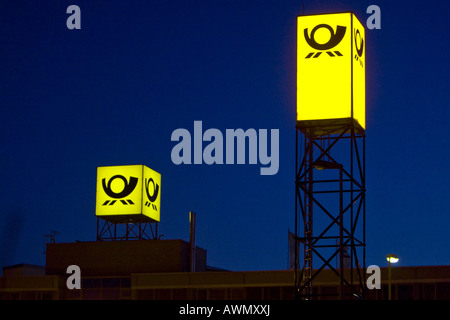 Logo de l'entreprise de la poste allemande (Deutsche Post AG) dans la lumière du soir, Offenbach, Hesse, Germany, Europe Banque D'Images