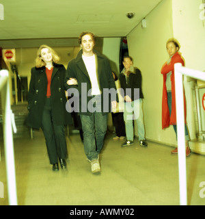 Young man and woman walking together Banque D'Images