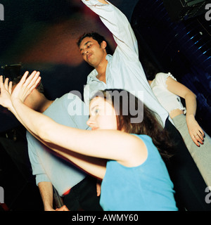 Groupe de jeunes dancing in nightclub Banque D'Images