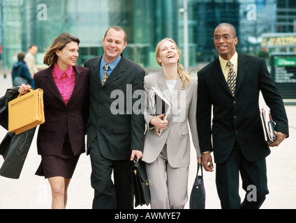 Groupe de gens d'affaires à marcher ensemble à l'extérieur, trois quart de longueur, vue avant Banque D'Images