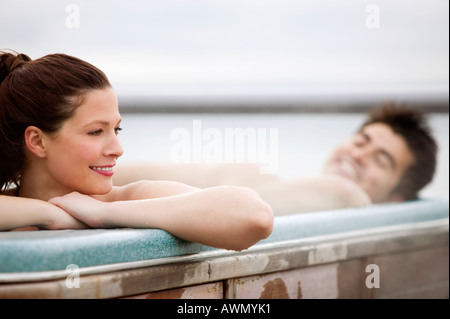 Jeune couple dans un bain à remous Banque D'Images