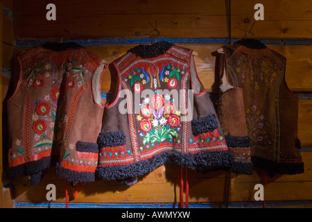 Les vêtements traditionnels, des designs à l'edelweiss de roulement un musée à Zdiar, Hautes Tatras, Slovaquie, Europe Banque D'Images