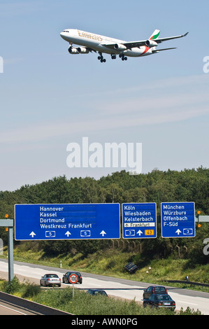 Unis Airbus A 340 au-dessus d'autoroute signe indiquant la direction de l'aéroport de Francfort, Frankfurt am Main, Hesse, Allemagne Banque D'Images